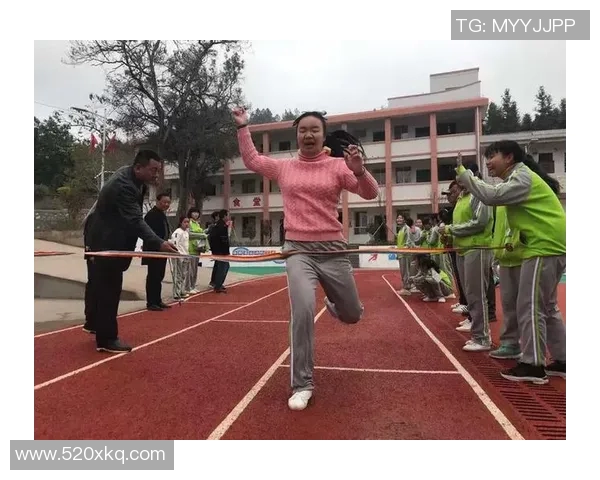 街头足球秀模仿明星球技挑战展现个人风采与激情